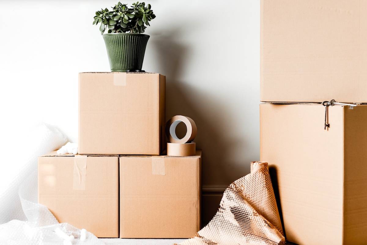Moving boxes, lamp, packing tape - tips for moving houses.