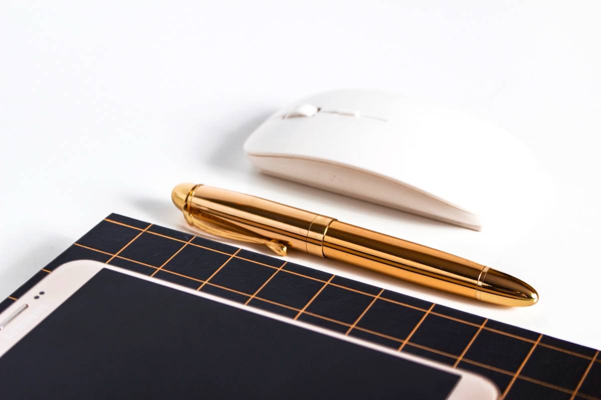 Mouse, pen, stationery - items to help decide how to choose a planner.