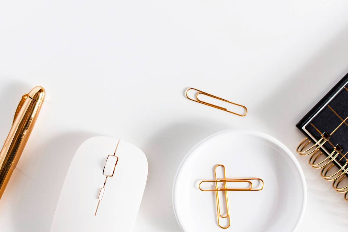 Mouse, pen, stationery - items to help decide how to choose a planner.